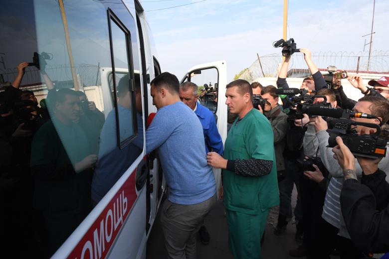 Врачи скорой помощи оказывают помощь журналисту интернет-издания Life у КПП исправительной колонии № 4 города Алексеевка Белгородской области, где отбывают наказание футболисты Александр Кокорин и Павел Мамаев