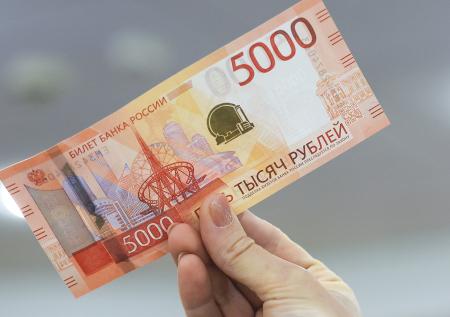 Российский банк начнет принимать новые пятитысячные купюры