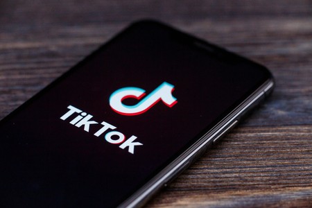 TikTok дороже: глумливая сестра впечатала пятку в спину брата