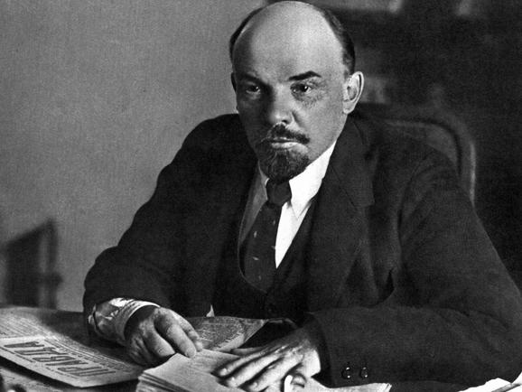 Владимир Ильич Ленин за рабочим столом в своем кабинете в Кремле