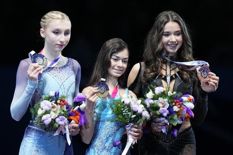 Призеры женского одиночного катания чемпионата России (слева направо): Софья Муравьева — серебряная медаль, Аделия Петросян — золотая медаль, Камила Валиева — бронзовая медаль