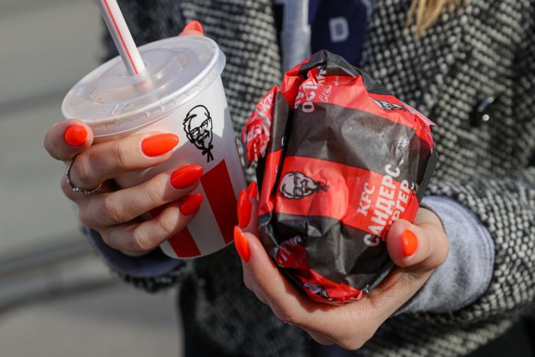 Посетители в ресторане быстрого питания KFC