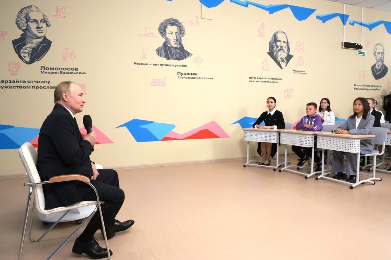 Владимир Путин на открытом уроке «Разговор о важном» в СОШ № 20