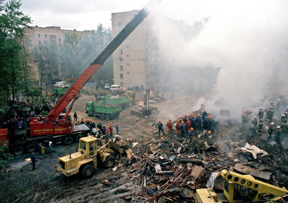  Работы по расчистке завалов 14 сентября 1999 года на месте взрыва жилого дома на Каширском шоссе в Москве 
