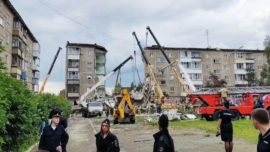Сотрудники МЧС разбирают завалы на месте взрыва газа в жилом пятиэтажном доме на улице Сибирской в Нижнем Тагиле