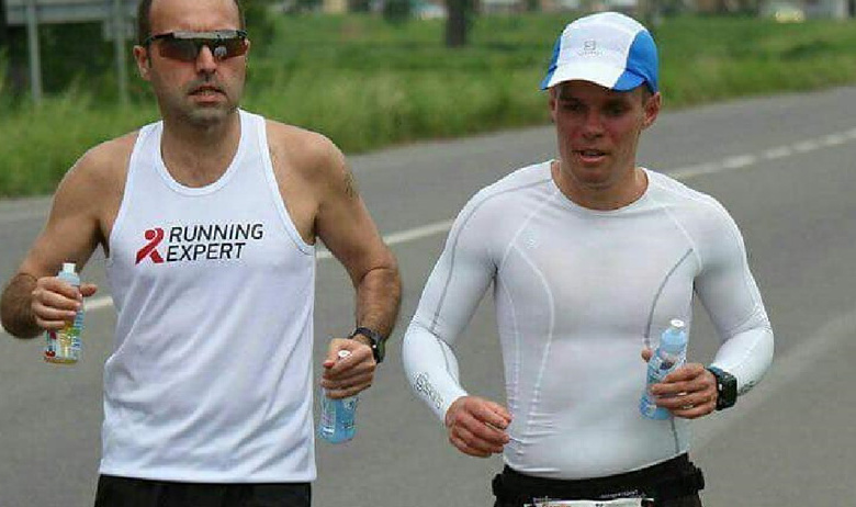 Тренер Александр Головин сопровождает Ивана Заборского на итальянском ультрамарафоне-2018 