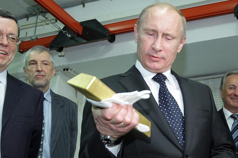 Лидер РФ Владимир Путин  во время посещения Центрального хранилища Банка России