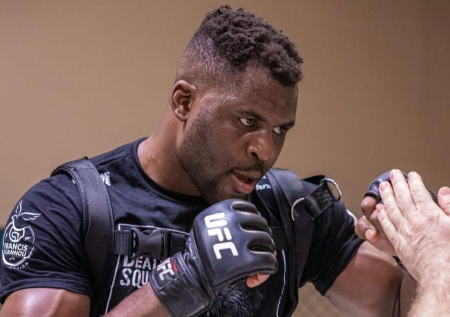 Против камерунского громилы у чемпиона UFC нет шансов