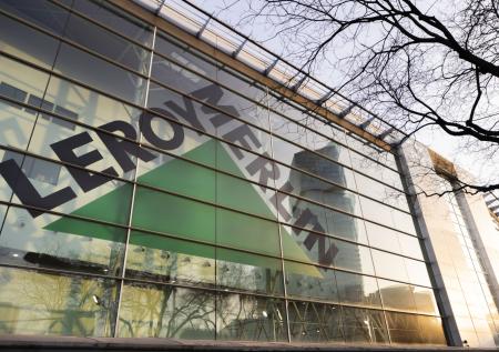 «Коммерсант»: Leroy Merlin продаст свои склады в России