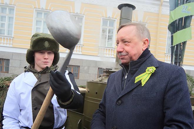 Александр Беглов (справа)