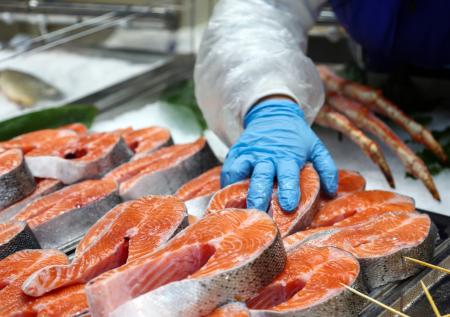 Россия продлила продовольственное эмбарго и включила в него новую страну