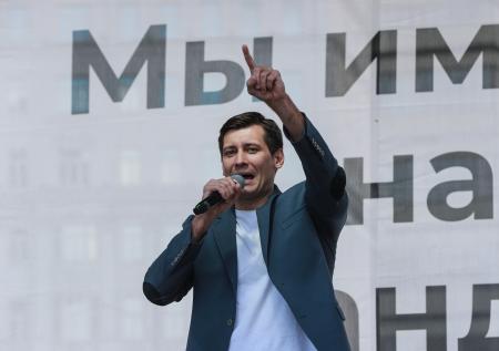«Родина передаёт привет»: уехавшего из России Гудкова оштрафовали