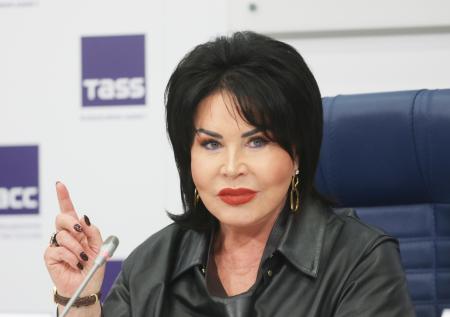 В Сети обсуждают архивную фотографию Надежды Бабкиной