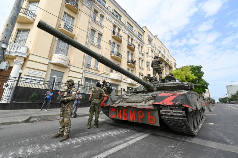 Ростов-на-Дону, танк бойцов ЧВК «Вагнер» у здания Южного военного округа
