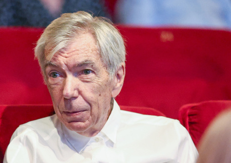 Ведущий шоу «Танцы на льду» снова попал в больницу