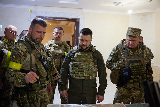Владимир Зеленский (в центре)