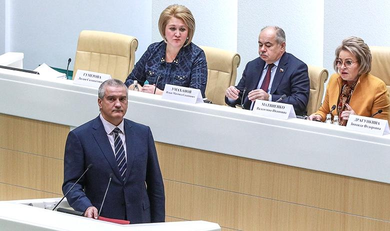 Глава Республики Крым Сергей Аксёнов (слева)