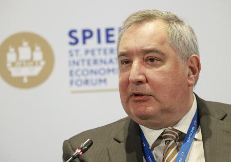 Рогозин разместил фото министра обороны США и гориллы