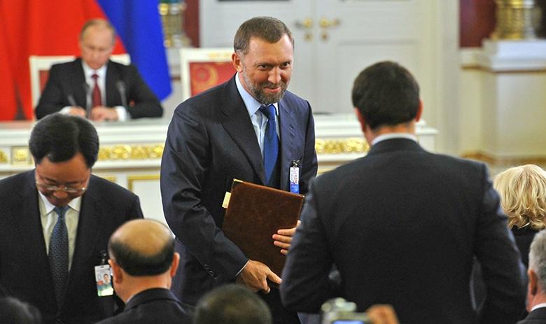 Олег Дерипаска (в центре)