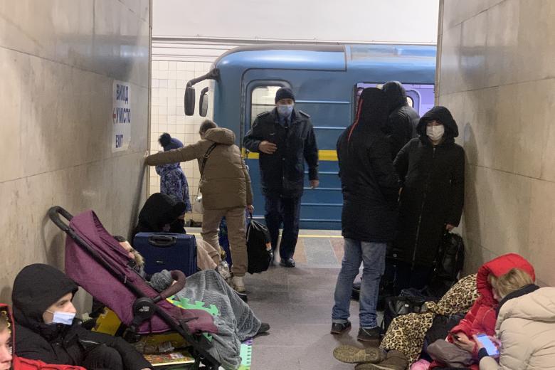 Украина. Киев. Жители города на станции метро, используемой в качестве бомбоубежища