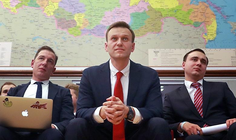 Оппозиционер Алексей Навальный (в центре) во время процедуры регистрации кандидатов на должность президента РФ в Центральной избирательной комиссии РФ