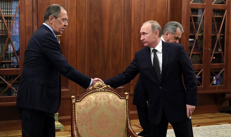 Министр внутренних дел Сергей Лавров, президент России Владимир Путин, министр обороны Сергей Шойгу (слева направо)
