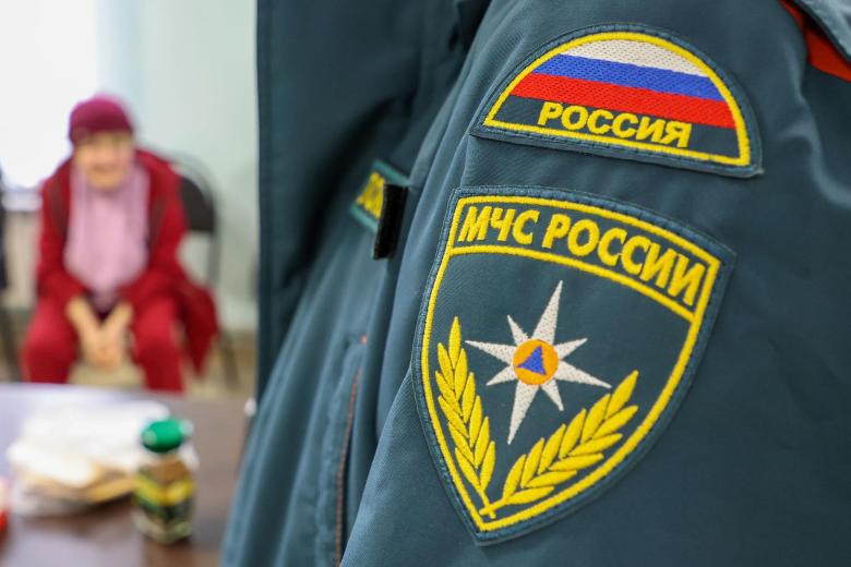 Эвакуация беженцев Суджанского района сотрудниками МЧС РФ в Курской области