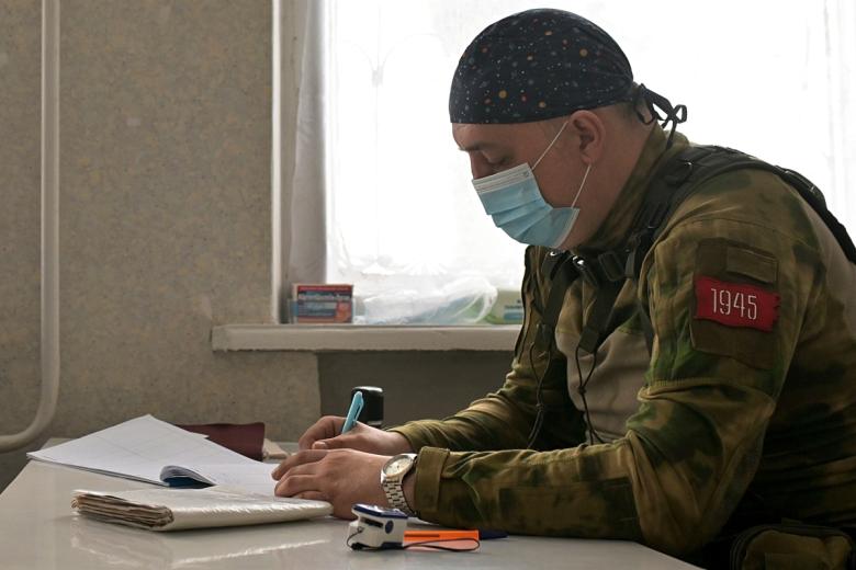 Военный врач Росгвардии ведет прием населения в одном из населенных пунктов в ЛНР