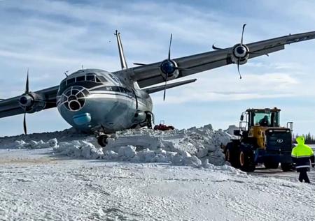 На Ямале завершили работы по эвакуации опрокинувшегося самолета Ан-12