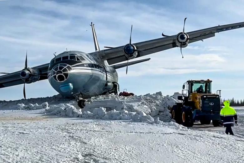 Самолет Ан-12 в Новом Уренгое