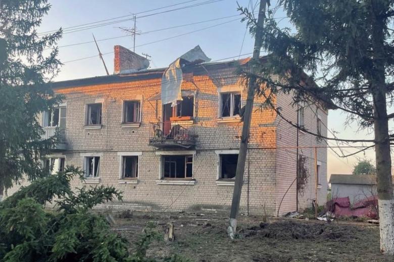 Поврежденное здание в Судже после ночного интенсивного обстрела со стороны боевиков ВСУ