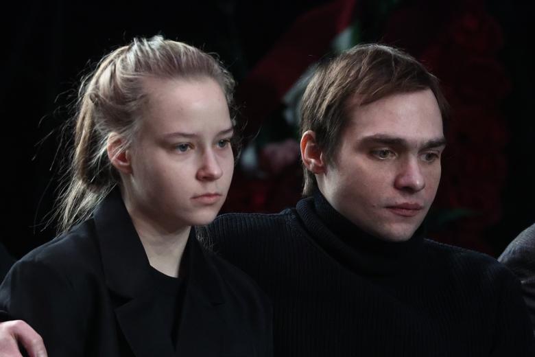 Николай Ефремов и Анастасия Мананникова на церемонии прощания с актрисой Евгенией Добровольской в МХТ им. А. П. Чехова