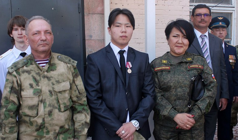 Давыд Мамонов (в центре)