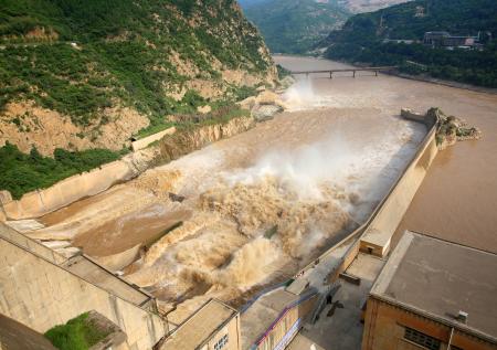 Уровень воды на китайской ГЭС превысил опасную отметку