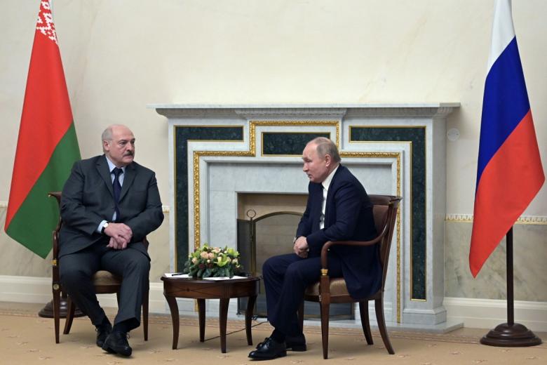 Президент РФ Владимир Путин и президент Белоруссии Александр Лукашенко (слева) во время встречи в Овальном зале Константиновского дворца