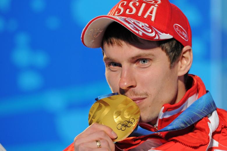 Российский биатлонист Евгений Устюгов, завоевавший золотую медаль в масс-старте на 15 км, во время церемонии награждения на XXI зимних Олимпийских играх