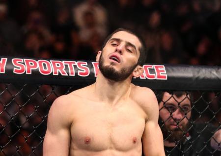 Глава Fight Nights назвал фаворита боя Махачева и Волкановски