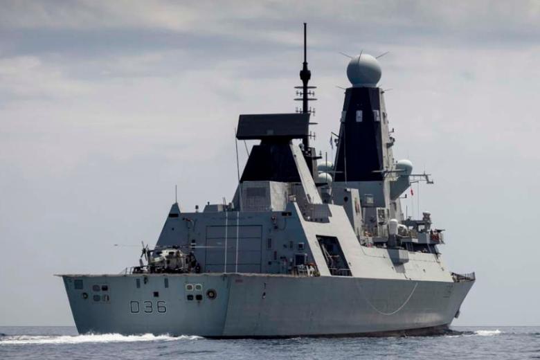 Эсминец Defender в Чёрном море