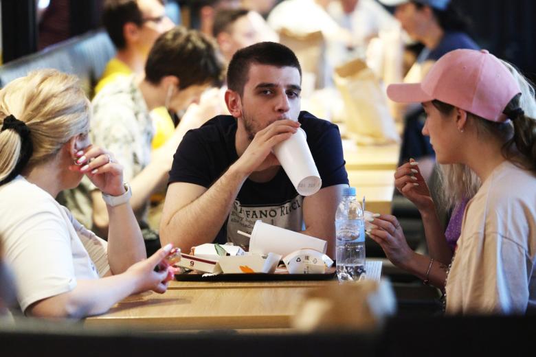 Посетители в ресторане быстрого питания «Вкусно - и точка» в Москве