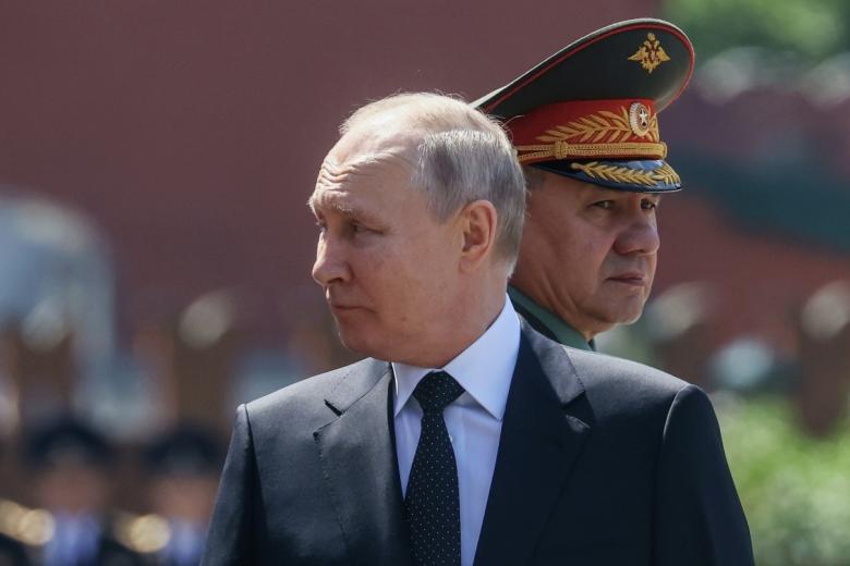 Президент РФ Владимир Путин и министр обороны РФ Сергей Шойгу