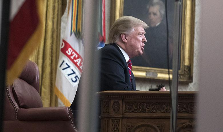 Президент США Дональд Трамп в Овальном кабинете