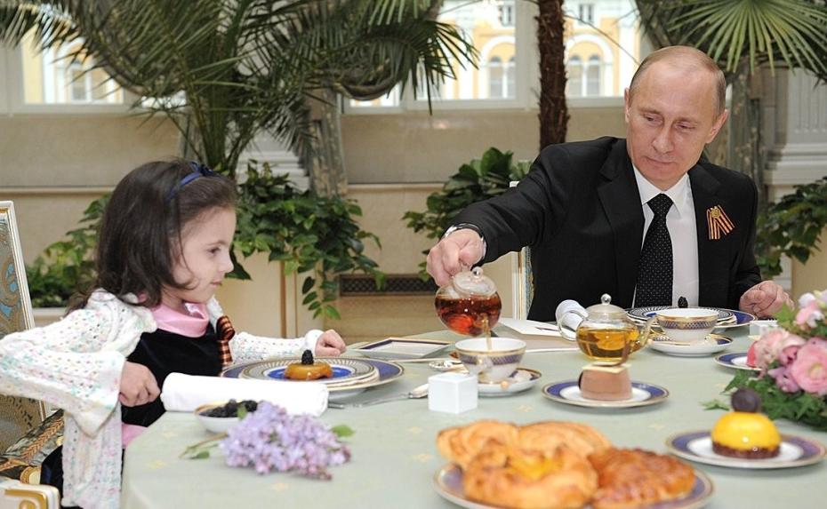 Владимир Путин встретился с девочкой – пациенткой центра детской онкологии,  2012 год