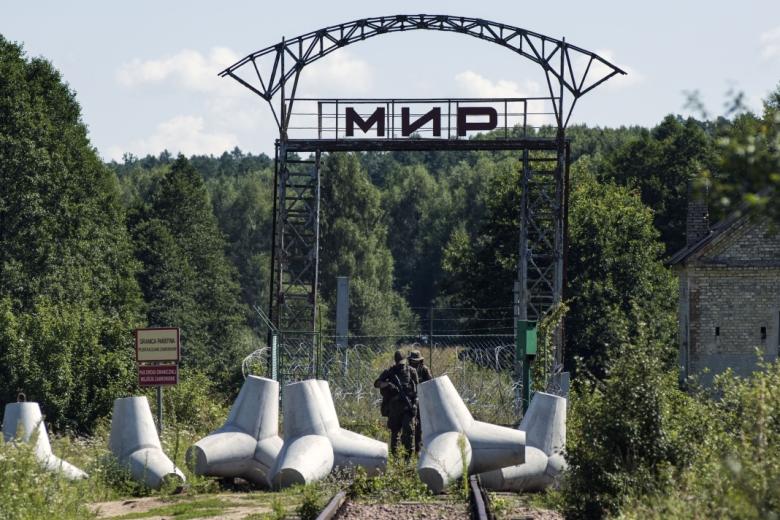 Польский военнослужащий патрулирует территорию закрытого польско-белорусского железнодорожного пограничного перехода