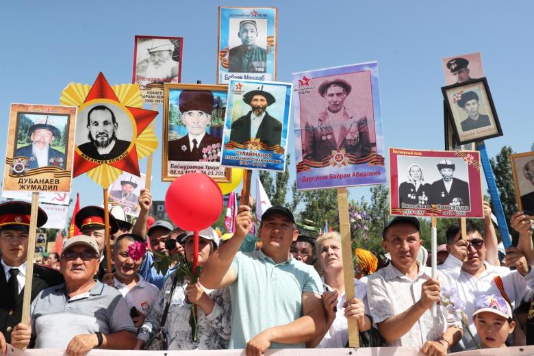 Участники акции «Бессмертный полк» в Бишкеке
