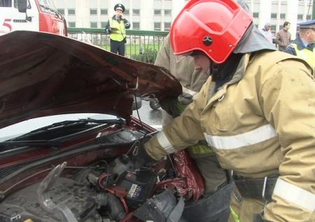В Петербурге два человека погибли в сгоревшей после ДТП легковушке