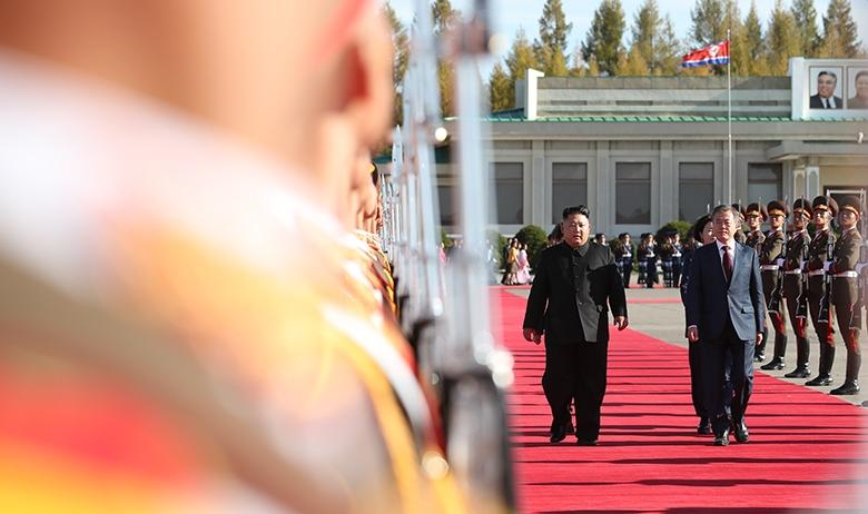 Глава КНДР Ким Чен Ын и лидер Южной Кореи Мун Чжэ Ин