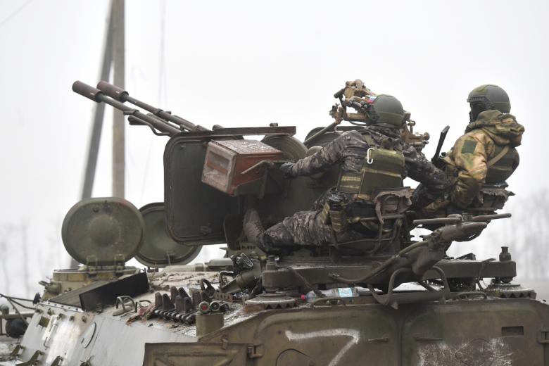 Военнослужащие на бронетранспортёре МТ-ЛБ с зенитной установкой ЗУ-23 в месте расположения ВС РФ в южном секторе СВО