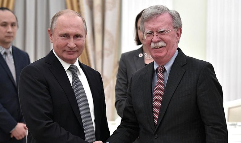 Президент РФ Владимир Путин с помощником президента США по национальной безопасности Джоном Болтоном