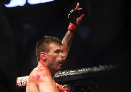 Минс победил Перри на турнире UFC, превратив его лицо в кровавую массу