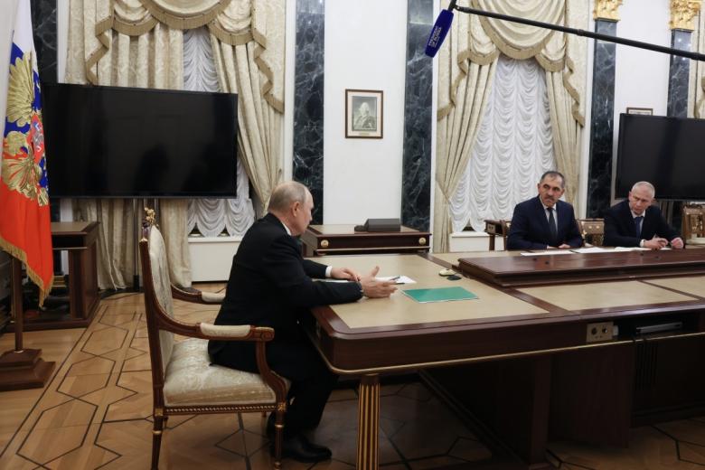 Президент РФ Владимир Путин и полковник в отставке Андрей Трошев (справа)